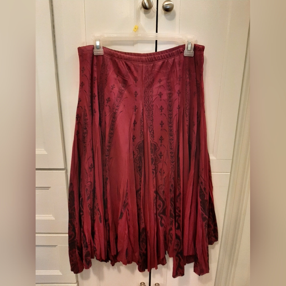 Maurices skirt size Medium maroon and black shark bite hem